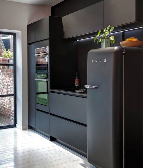 Limited Edition Smeg FAB28 Refrigerator would be right at home in modern black kitchen Smeg Kitchen, Modern Black Kitchen, Smeg Fridge, Retro Refrigerator, Desain Pantry, Freestanding Fridge, Studio Kitchen, Kitchen Design Decor, Black Kitchens