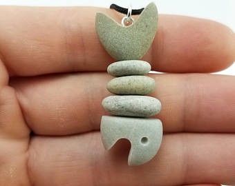 Super cute Carving Stones With Dremel, Rock Carving Dremel Ideas, Rock Carving Ideas, Diy Rock Jewelry, Dremmel Art Projects, Rock Carving Dremel, Rock Jewelry Diy, Pebble Carving, Dremel Werkzeugprojekte