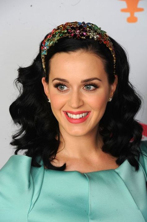 Katy Perry Short Hair, Katy Perry Makeup, Katy Perry Hair, How To Wear Headbands, Katy Perry Hot, Short Hair Cut, The Beauty Department, Headband Styles, Vintage Life