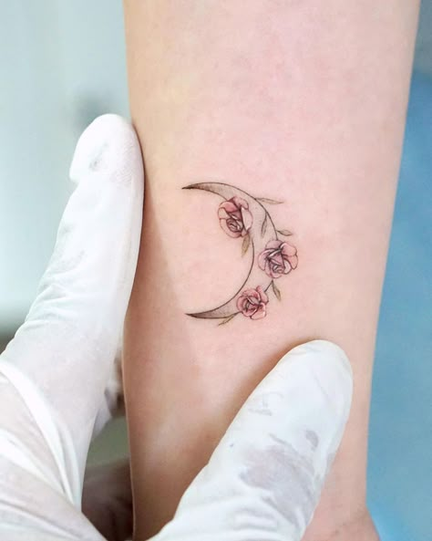 Moon Flower Tattoo Color, Moon And Name Tattoo, Minimalist Crescent Moon Tattoo, Daisy Moon Tattoo, Pink Moon Tattoo, Floral Crescent Moon Tattoo, Moon And Rose Tattoo, Rose And Moon Tattoo, Moon And Flower Tattoo