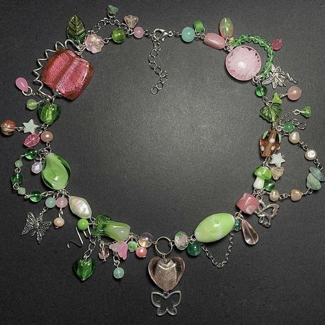 Green And Pink Necklace, Pink And Green Necklace, Fairy Beaded Necklace, Fairy Beaded Jewelry, Diy Fairy Accessories, Glass Bead Jewelry Ideas, Vintage Beaded Necklace, Fairy Jewelry Diy, Fairy Accessories Jewellery