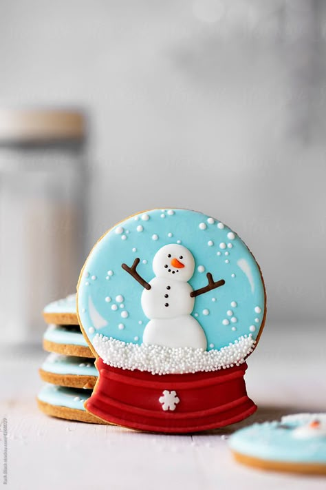 Snowglobe Cookies Christmas, Winter Cookies Decorated, Cupcake Cookies Decorated, Christmas Sugar Cookie Designs, Snowglobe Cookies, Snowglobe Christmas, Christmas Snowglobe, Christmas Sugar Cookies Decorated, Snowman Cupcakes