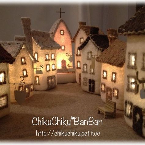 Felt Houses, Felt House, Felt Christmas Decorations, Cardboard House, Putz Houses, Wet Felt, Small Houses, House Ornaments, Miniature Houses