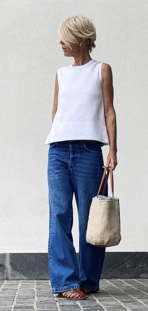 Mode Over 50, Vestiti In Jeans, Street Style 2022, Mode Casual, Fashion Mistakes, Fashion Over 50, Inspiration Mode, Casual Clothes, Outfits Casuales