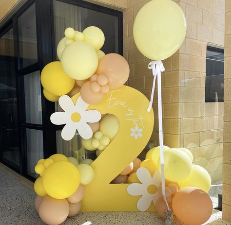 Yellow Balloon Arch, Decoration Buffet, Her First Birthday, Baby Birthday Decorations, Daisy Party, Birthday Display, Yellow Balloons, 2nd Birthday Party Themes, Birthday Party Theme Decorations