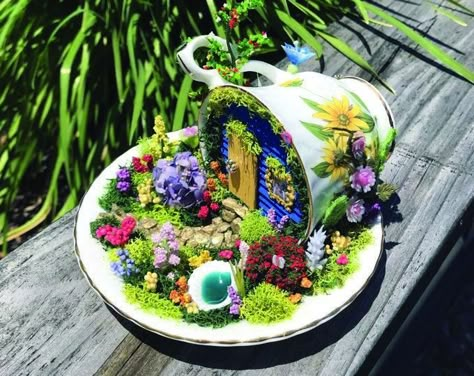 Teacup Fairy Garden, Fairy Teacup Garden, Fairy Teacup, Fairy Garden Design Ideas, Cup And Saucer Crafts, Indoor Fairy Gardens, Koti Diy, Teacup Gardens, Teacup Crafts