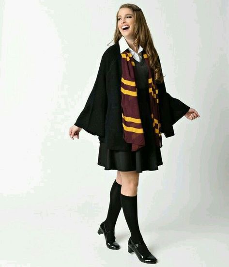 Gryffindor Outfit Uniform, Hermoine Granger Costume, Hogwarts Night, Gryffindor Clothes, Gryffindor Outfits, Maquillage Harry Potter, Harry Potter Kostüm, Gryffindor Outfit, Harry Potter Halloween Costumes