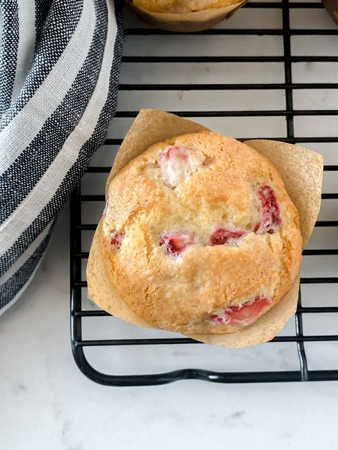 Easy Strawberry Lemon Muffins - Fresh Fit Kitchen Strawberry Lemon Muffins, Lemon Muffins Healthy, Chia Muffins, Real Food Breakfast, Sweet Muffins, Strawberry Breakfast, Strawberry Protein, Girl Eating, Strawberry Muffins