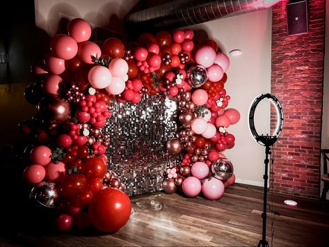 Valentines Day Balloon Garland, Red Party Decorations, Valentine Backdrop, Red Birthday Party, Valentines Party Decor, Dance Decorations, Valentines Balloons, Dance Themes, Shimmer Wall