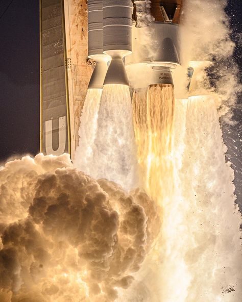 One of the best rocket photos I've ever seen! 🫣 United Launch Alliance’s Atlas V rocket thunders off the pad with USSF-12 , July, 2022. A John Kraus photo. Aesthetic Era, Rocket Scientist, Space Launch, Aerospace Engineering, Physics And Mathematics, Space Rocket, Space Pictures, July 2022, Space Time