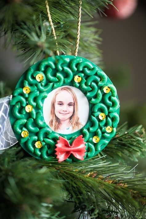 Macaroni Noodles, Preschool Christmas Crafts, Christmas Crafts For Kids To Make, Wreath Ornament, Kids Christmas Ornaments, Diy Christmas Tree Ornaments, Preschool Christmas, Easy Christmas Crafts, Easy Christmas Diy