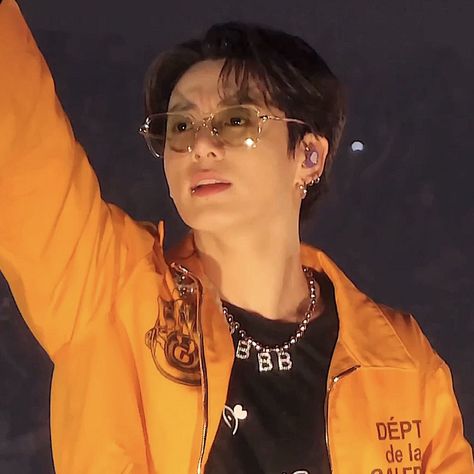 hes unreal…. so handsome Jungkook Gold Aesthetic, Jungkook Yellow, Good Note, Bts Jungkook Birthday, Gold Aesthetic, Jungkook Aesthetic, Bts Aesthetic Pictures, Yellow Aesthetic, Brown Aesthetic