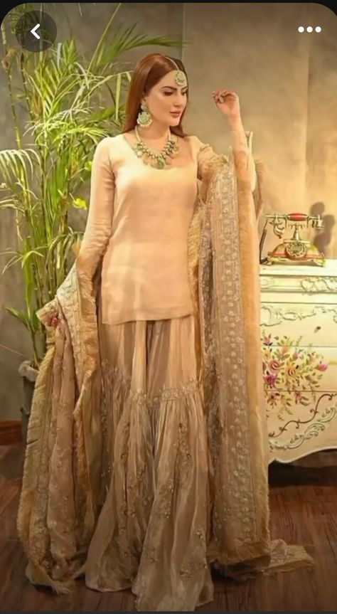 Hairstyles For Garara Dress, Bridal Gharara Designs, Garara Sharara, Gharara Designs, Asian Wedding Dress Pakistani, Nikah Outfit, Pakistani Mehndi, Pakistani Formal Dresses, Nikkah Dress