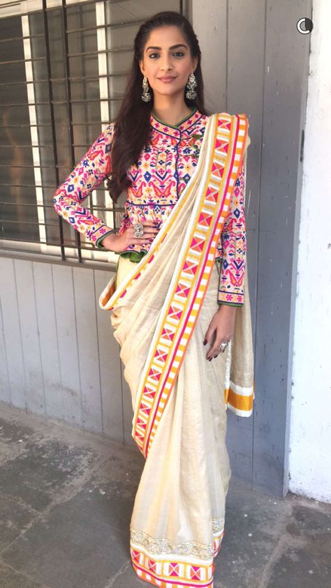 Sonam Kapoor Long Length Blouse, Saree Drapes, Khatli Work, Draping Styles, Indian Gown, Long Blouse Designs, Dupatta Style, Saree Wearing Styles, Saree Draping