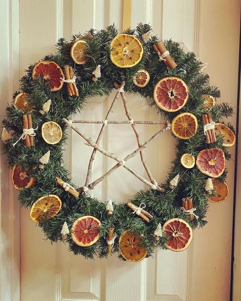 Easy Diy Yule Decorations, Yule Door Decorations, Yule Outdoor Decorations, Traditional Yule Decorations, Homemade Yule Decorations, Yule Wreath Diy, Yule Tree Ideas, Yule Traditions Pagan, Yule Christmas Tree