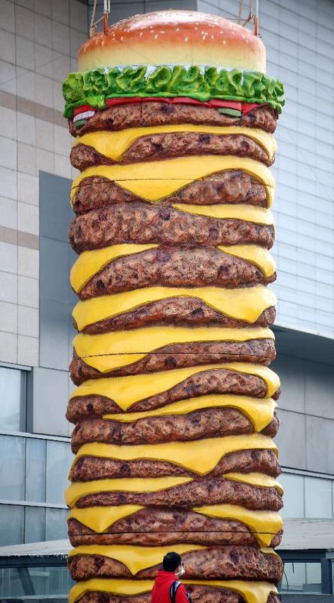 Huge hamburger model shocks Shenyang Giant Cheeseburger, Giant Hamburger, Giant Burger, Bigtop Burger Cesare, Burger Costume, Huge Burger, Cheeseburger Photography, Big Burgers, Extreme Food