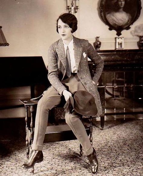 Film Noir Photos: Adventures in Androgyny: Bebe Daniels circa 1920 Bebe Daniels, 1920s Fashion Women, Masculine Fashion, 20s Fashion, Retro Mode, Silent Film, 1920s Fashion, 인물 사진, Downton Abbey