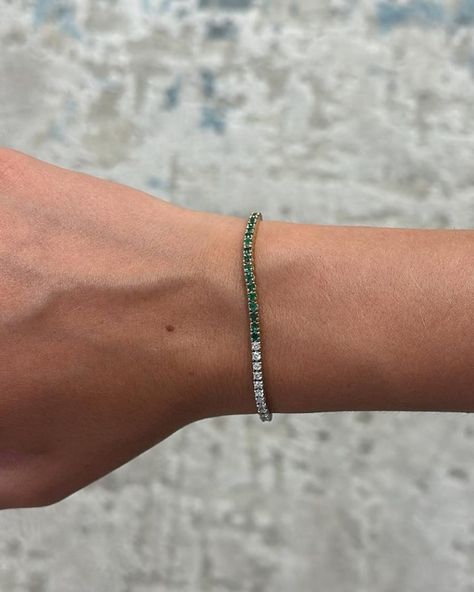 Elevate your elegance with our stunning half natural diamonds, half emerald tennis bracelet ✨��💚 A perfect blend of timeless beauty and vibrant charm. #CapucelliJewelry #TennisBracelet #DiamondsAndEmeralds #LuxuryJewelry #capucelli