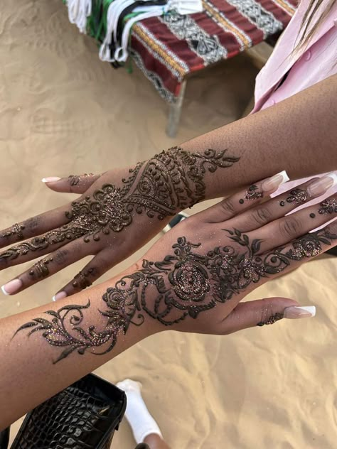 Henna, Henna Dubai, Black women Henna Designs Dark Skin, Henna Dark Skin, Nigerian Henna, Henna On Dark Skin, Mehendi Patterns, Dubai Henna, Wedding Henna Designs, Cute Henna Tattoos, Brown Henna