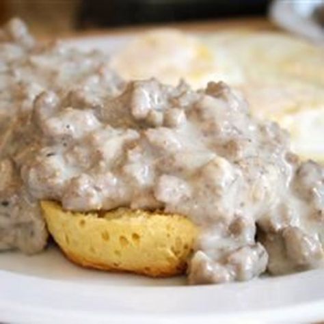 Dad's Hamburger Gravy | "This is one of my favorite 'cheap meal' recipes that I learned from my Southern cookin' Dad. Creamy hamburger gravy with just the right blend of spices is perfect served over homemade biscuits, mashed potatoes, rice, fried potatoes.. just about anything!" Bacon Grits, Hamburger Gravy Recipe, Hamburger Sauce, Hamburger Gravy, Milk Gravy, Biscuits Gravy, Beef Gravy, Hamburger Recipes, Gravy Recipe