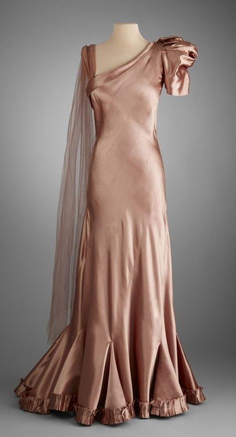 Lauren Deutsch on Twitter: "Today's #MerriweatherMonday is actually 2 dresses by Robert Piguet from 1933-1937 ( she liked buying dresses in multiple colors). Piguet is an amazing figure- he was taught by Poiret and Redfern, before going on to teach Dior and Givenchy himself. #FashionHistory @HillwoodMuseum… https://t.co/tWUbEhh4J7" 30s Dresses, Robert Piguet, Two Braids, Little Women, Vintage Gowns, 1930s Fashion, Anne Of Green, Anne Of Green Gables, Green Gables