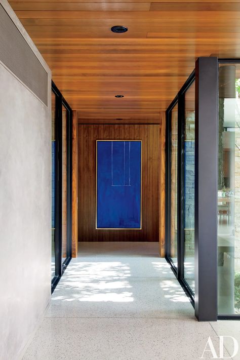 Marmol Radziner Designs a Modernist Home in Beverly Hills | Architectural Digest Staircase Hallway, Marmol Radziner, Interior Design Colleges, Contemporary Staircase, Beverly Hills Houses, Robert Motherwell, Foyer Decorating, Indoor Outdoor Living, Residential Interior