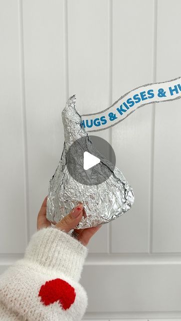 Aurelie Erikson on Instagram: "DIY Giant Hersey Kiss 💋🍫 Turn Dollar Tree funnels into GIANT Hershey Kisses for a sweet & unique gift your favorite teacher or someone special! 💗💋 What you’ll need ~ * Dollar Tree funnels * tinfoil * cling wrap * Hershey printable @threadmama_story save & share with a crafty friend 🫶🏼💌 . . . . . . #diydollartree #dollartree #dollartreediy #valentinegifts #valentinegiftideas #teachergifts #valentinegift #diycrafts #diyreels #valentinedaygift #homemadegifts" Diy Hershey Kiss Decoration, Hershey Kiss Hat Foil Diy, Giant Hershey Kiss, Kisses Gifts, Kiss Decorations, Hershey Kisses Christmas Tree, Aurelie Erikson, Hershey Kisses Gifts, Hershey Kisses Crafts