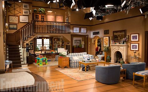 Production designer Jerry Dunn tells us how he recreated the classic set. #FullerHouse 90s House, House Shifting, Frame By Frame, San Francisco Houses, Fuller House, Dr House, Glass Backsplash, Full House, Slam Dunk