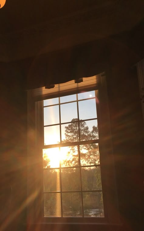 Morning Sun Sun Shining Through Window Aesthetic, Sun Coming Through Window Aesthetic, Light Through The Window, Sun Ray Aesthetic, Sun Beams Aesthetic, Morning Art Aesthetic, Morning Window Aesthetic, Early Morning Aesthetic Window, Sun Person Aesthetic