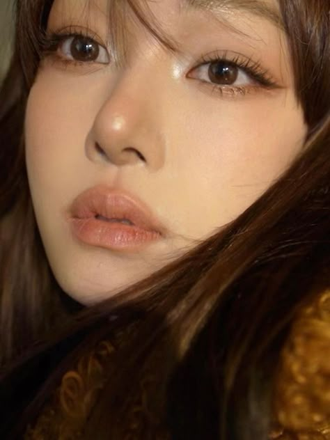 Korean Warmtone Makeup, Autumn Makeup Looks Fall Natural, Muted Matte Makeup, Minimalist Korean Makeup, Glittery Korean Makeup, Pure Makeup Look, Korean Fall Makeup, Korean Neutral Makeup, Natural Chinese Makeup