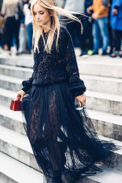 Embroidered sweater, sheer lace maxi skirt and chunky boots Skirt Diy, Maxi Lace Skirt, Moda Chic, Outfit Trends, Fashion Weeks, Mode Inspo, Looks Chic, Inspired Outfits, Mode Vintage