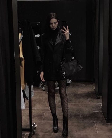 Academia Aesthetic Outfit, Dark Autumn, All Black Outfit, Autumn Aesthetic, Fashion Fits, Dark Fashion, Vintage Hairstyles, Aesthetic Photo, Black Outfit