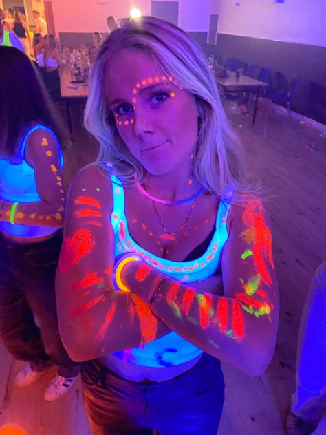 Neon Party Fits, Neon Rave Party Outfits, Neon 16th Birthday Party Ideas, Neon Birthday Party Aesthetic, Glow In Dark Party Outfit, Neon College Party, Neon Birthday Outfit, Glow Theme Party Outfits, Neon Birthday Party Outfit