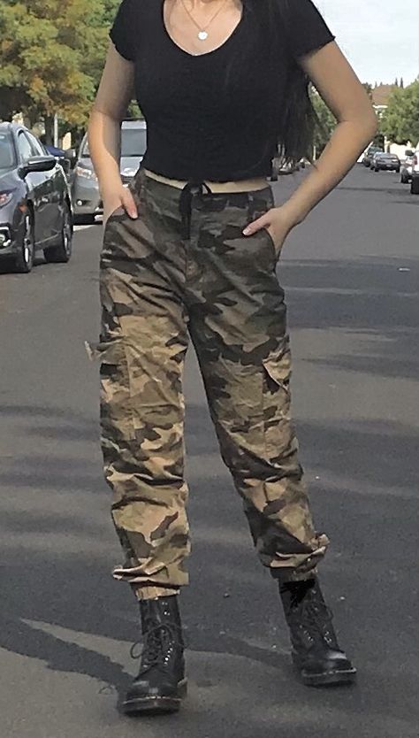 Army Camo Cargo Pants Outfit, Army Fashion Women, Cute Combat Outfits, Army Pants Aesthetic, Military Girl Aesthetic Outfit, Army Trousers Outfits, Camoflauge Outfits Aesthetic, Cami Pants Outfits, Cargo Pants Outfits Aesthetic