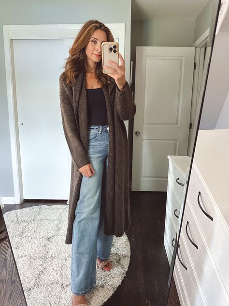 Long Cardigan Jeans Outfit, Wide Leg Jeans Autumn Outfit, Wide Leg Jeans With Long Cardigan, Long Cardigan Outfit Fall 2023, Brown Cardigan Outfit Aesthetic, Long Brown Cardigan Outfit, Brown Cardigan Outfit Fall, Long Cardigan Outfit Fall, Brown Cardigan Outfit