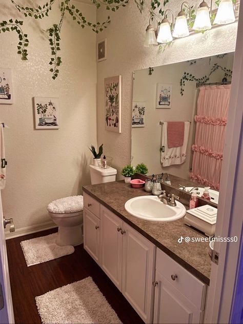 Pink Bathroom With Plants, Pink Bathroom Ideas Aesthetic, Light Pink Bathroom Aesthetic, Aesthetic Bathroom Vanity, Clean Girl Bathroom Ideas, Cutecore Bathroom, Girly Apartment Decor Bathroom, Apartment Aesthetic Cozy Bathroom, Girly Bathroom Ideas Apartment