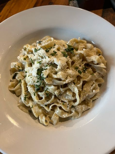 Fettuccine Alfredo Aesthetic, Fedichinni Alfredo, Fettucini Alfredo Aesthetic, Alfredo Pasta Aesthetic, Pasta Fetuccini, Cheesy Dishes, Fetuccini Alfredo, Fettucini Alfredo, Fettuccine Noodles