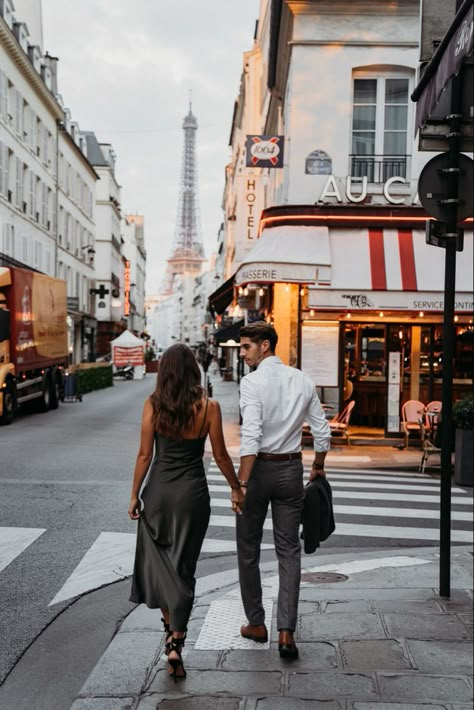 Photo shoot in Paris Paris Couple Pictures, Paris Photo Shoot, Paris Shooting, Paris Engagement Photos, Paris Photo Ideas, Paris Romance, Paris Honeymoon, Paris Photoshoot, Eiffel Tower Photography