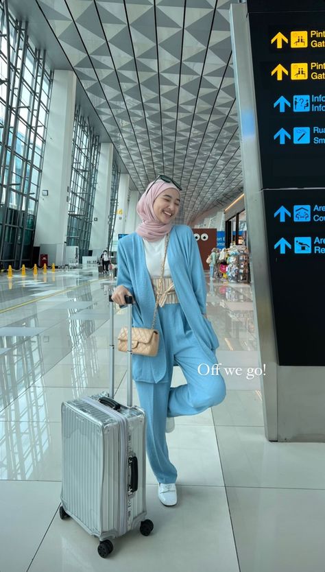 Ootd Airport Hijab, Airport Outfit Hijab, Traveling Fits, Modest Outfit, Airport Photos, Outfit Hijab, Holiday Outfit, Ootd Hijab, Hijab Outfit