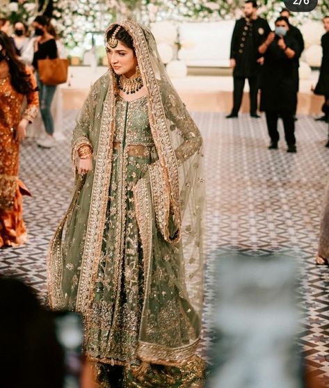 Green Wedding Lehenga Bridal, Green Wedding Dress Indian, Green Wedding Lengha, Bride In Green Saree, Pakistani Bridal Gown, Dresses Hairstyles, Walima Dresses, Hairstyles And Makeup, Pakistani Bridal Couture