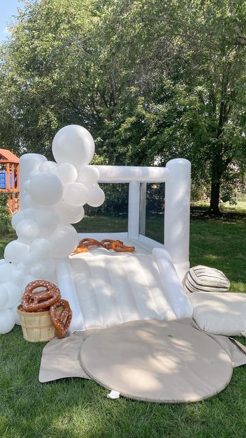 Outdoor 1st Birthday Party Ideas, Bounce House First Birthday, Backyard Toddler Birthday Party, Intimate First Birthday Party, Small Backyard Birthday Party, First Birthday Backyard, Outdoor 1st Birthday Party, Backyard First Birthday Party, Outdoor First Birthday Party