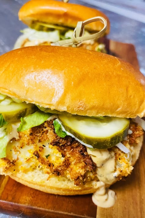 fish sandwich close up Air Fryer Cod Sandwich Recipes, Air Fryer Fish Sandwich Recipes, Air Fryer Fish Sandwich, Fish Sandwich Air Fryer, Air Fryer Crispy Fish, Fish Burger Recipe, Fried Fish Sandwich, Awesome Sandwiches, Fish Sandwich Recipes