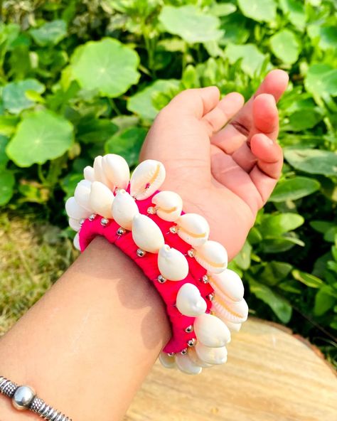 Oxidised shell bangles in different colours 💝 Swipe right ▶️ to see ...•COD IS AVAILABLE • •PREMIUM QUALITY 💌 •LIMITED EDITION ⏳ SHOP NOW FROM OUR STORE 🏪@singhjewels07 Or WhatsApp us on +91(9899640192) {link in bio}✨ . #colorfull #bangles #shellbangles #bangleslove #oxidisedearrings #oxidisedsilverjewellery #silverjewellery #foryou #explorebusiness #delhi #india #smallbusinessowner Shell Bangles, Swipe Right, Different Colours, Delhi India, Different Colors, Limited Editions, Link In Bio, Premium Quality, Shells