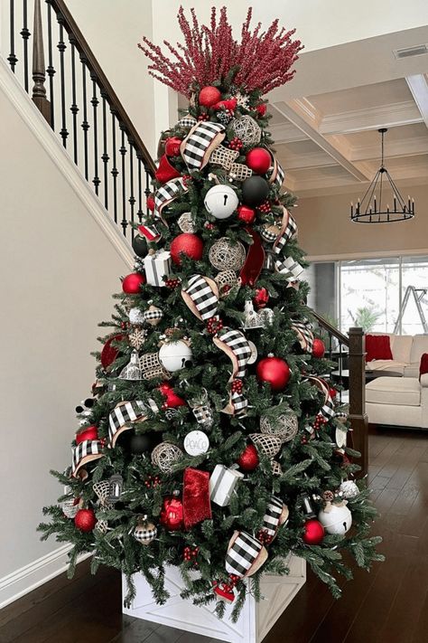 Black Christmas Tree Decorations, Black Christmas Decorations, Christmas Tree Decoration Ideas, Tree Decoration Ideas, Xmas Tree Decoration, Creative Christmas Trees, Unique Christmas Trees, Red Christmas Tree, Christmas Tree Inspiration