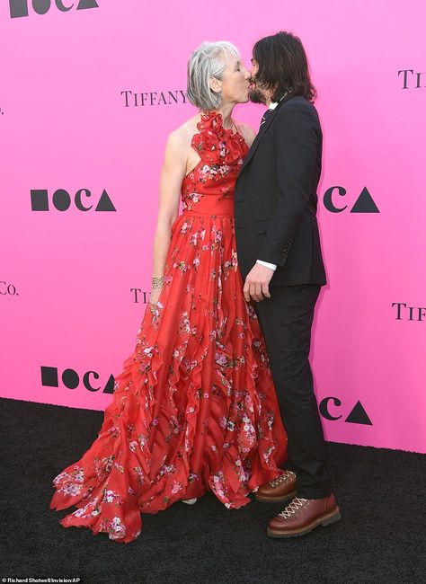 Keanu Reeves & Alexandra Grant share a passionate kiss at the Museum of Contemporary Art gala Keanu Reeves Alexandra Grant, Keanu Reeves Girlfriend, Art Gala, Aziz Ansari, Alexandra Grant, Keanu Reeves Life, Alex Winter, Brunette Bob, Grey White Hair