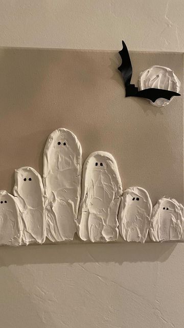 Alison-DIY on a budget inbetween real life 🤗 on Instagram: "How cute is this?? 👻 These would make a cute gift for a family. You could easily personalize each ghost or portrait too. Credit to @sarah.e.pope who I first saw do this in a little different way. Go check hers out. #halloweencraft #diyghostart #texturedart #spackledghost #jointcompoundart" Cute Diy Christmas Gifts For Family, Textured Halloween Art, Fall Diy Painting, Ghost Art Projects For Kids, Diy Ghost Painting, Diy Halloween Art, Gift For A Family, Ghost Family, Ghost Painting