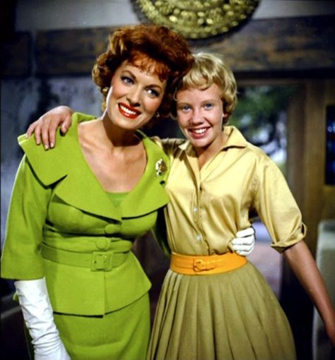 Loved the wardrobe made for Maureen O'Hara in The Parent Trap movie. Every "post-makeover" dress in this movie was divine. I loved the white print dress with blue/green chiffon sash. Parent Trap 1961, Hayley Mills, Maureen O Hara, The Parent Trap, Maureen O'hara, 17 August, Parent Trap, Film Disney, Actrices Hollywood