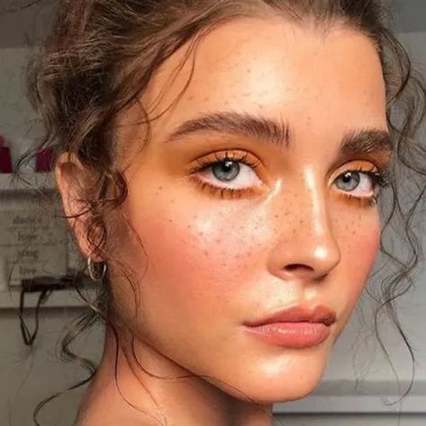 10 Tik Tok Makeup Trends To Try Curly Tips, Fake Freckles, Makeup 2018, Faux Freckles, Makeup Tip, Lavender Brown, Makeup Board, Watercolour Inspiration, Glowing Makeup