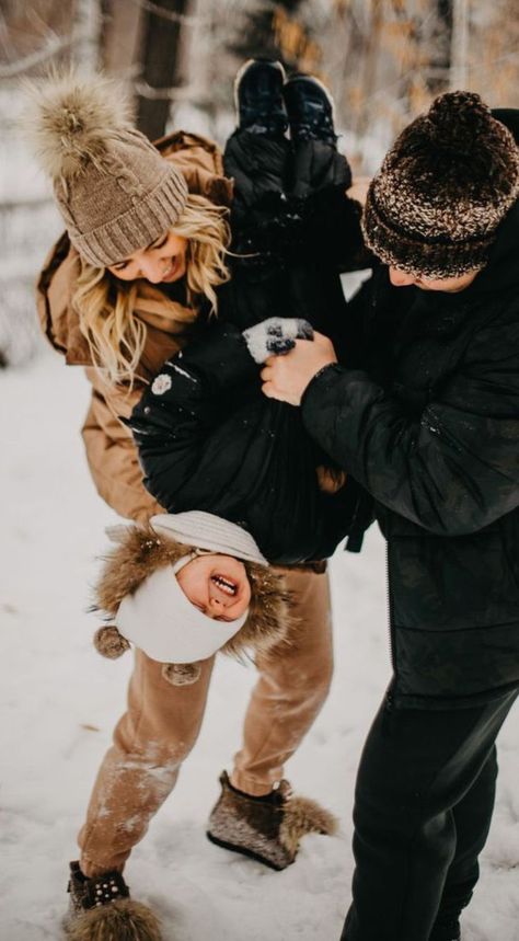 Family Snow Photoshoot, Family Photos Snow, Snowy Family Photos, Winter Portraits Photography, Winter Family Photoshoot, Winter Family Photography, Winter Vacation Outfits, Christmas Family Photoshoot, Snow Photoshoot