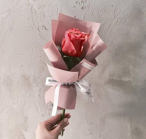 We don't mind receiving one flower as long as it is as beautiful as this is. Who agrees? Tag your partner to give them a hint! Flowers… Flowers Roses Bouquet, Single Flower Bouquet, Flower Bouquet Diy, Flower Box Gift, A Bouquet Of Flowers, Flowers Bouquet Gift, Flowers Arrangements, Bouquet Wrap, How To Wrap Flowers